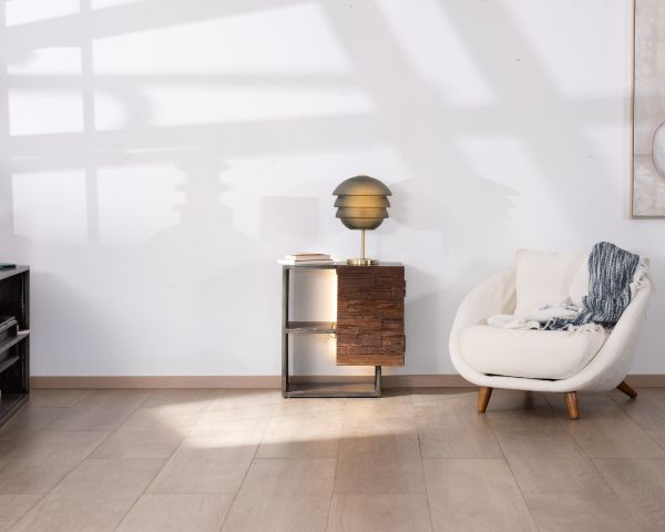 Mesita de noche de diseño asimétrico en acacia y metal «Crescendo»