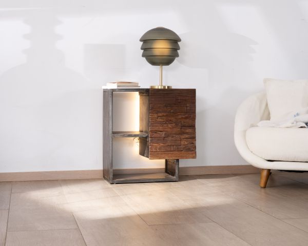 Mesita de noche de diseño asimétrico en acacia y metal «Crescendo»