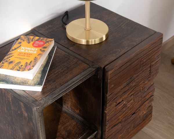 Mesita de noche de diseño asimétrico en acacia y metal «Crescendo»