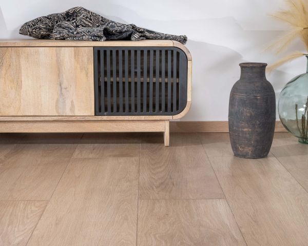 Sofá-mesita para la tele de 180 cm con 4 puertas, de madera de mango, con puerta decorativa negra «Jappy»