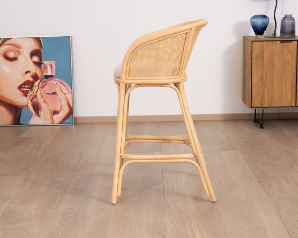 Silla alta de ratán de estilo étnico chic «Noho» con asiento de tela beige