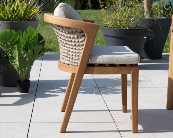Silla de exterior de alta gama y diseño, de teca, con cojines de color crudo jaspeado «Venecia»