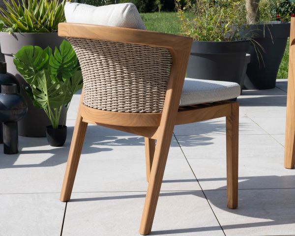 Silla de exterior de alta gama y diseño, de teca, con cojines de color crudo jaspeado «Venecia»