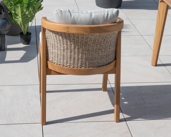 Silla de exterior de alta gama y diseño, de teca, con cojines de color crudo jaspeado «Venecia»