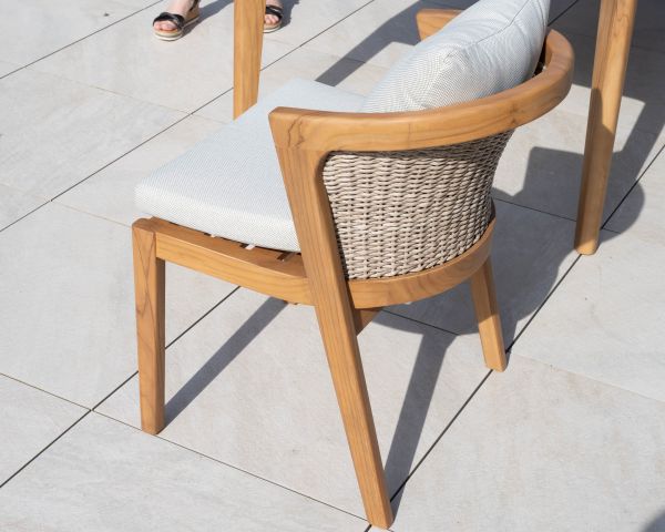 Silla de exterior de alta gama y diseño, de teca, con cojines de color crudo jaspeado «Venecia»