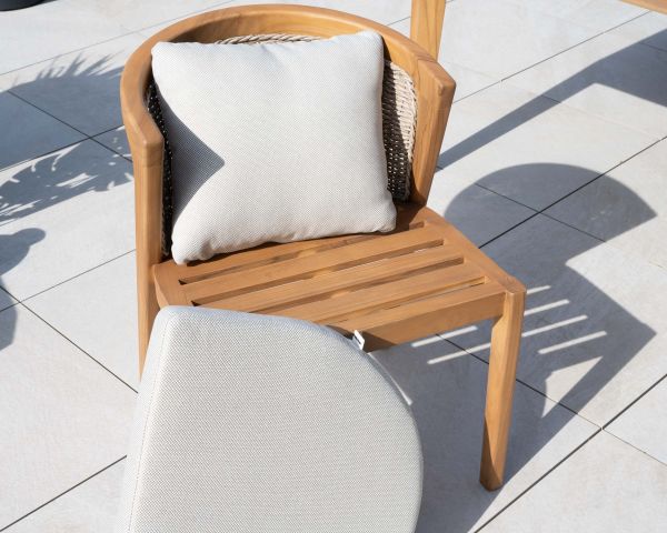 Silla de exterior de alta gama y diseño, de teca, con cojines de color crudo jaspeado «Venecia»