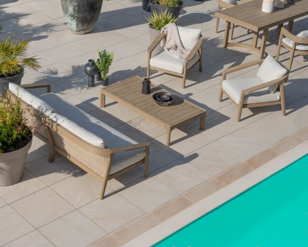 Mesa de centro para exterior con un diseño minimalista, de teca con acabado natural lijado «Verona»