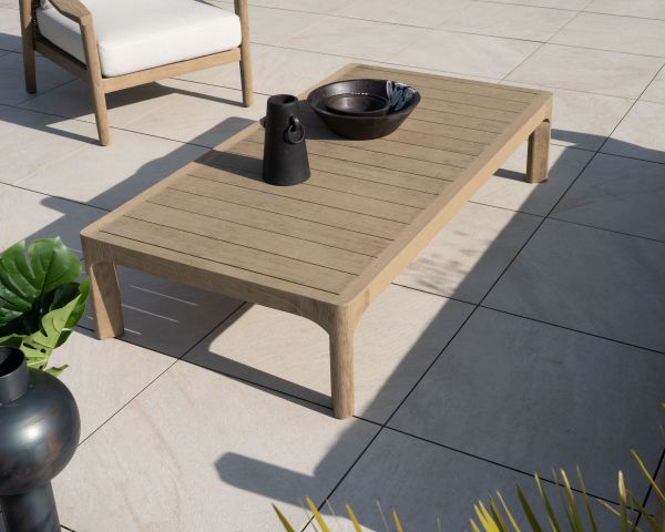 Mesa de centro para exterior con un diseño minimalista, de teca con acabado natural lijado «Verona»