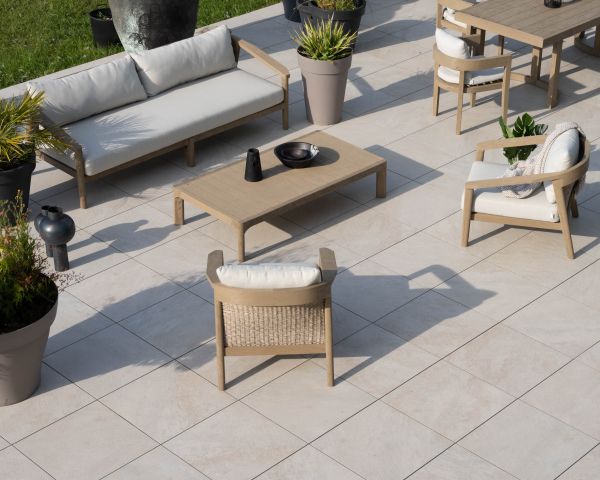 Mesa de centro para exterior con un diseño minimalista, de teca con acabado natural lijado «Verona»