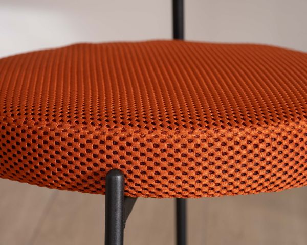 Lote de 2 sillas de comedor de tela color terracota y patas de metal de estilo retro «Lato» 