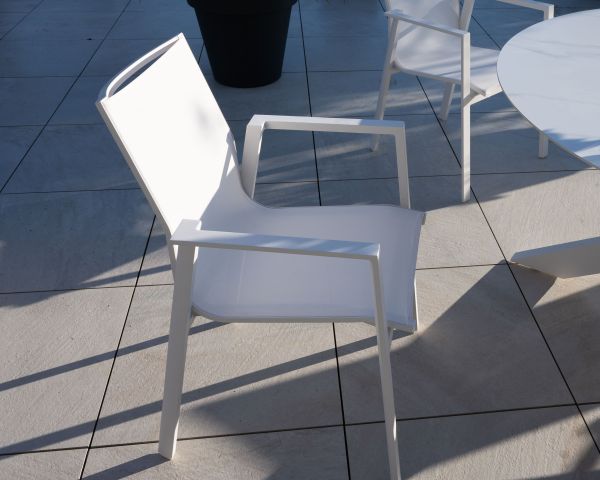 Silla de jardín blanca de diseño, fabricada en aluminio y textilene «Campobello»