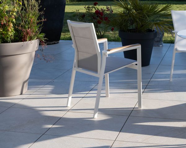 Silla de comedor de diseño especial para exterior «Dolce Vita», de aluminio blanco con reposabrazos de teca 