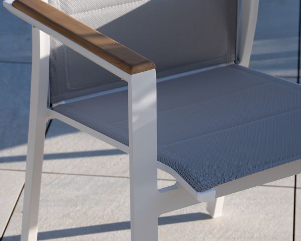 Silla de comedor de diseño especial para exterior «Dolce Vita», de aluminio blanco con reposabrazos de teca 