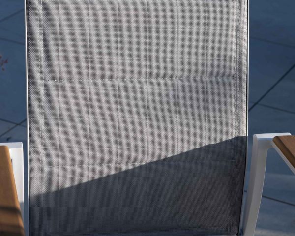 Silla de comedor de diseño especial para exterior «Dolce Vita», de aluminio blanco con reposabrazos de teca 
