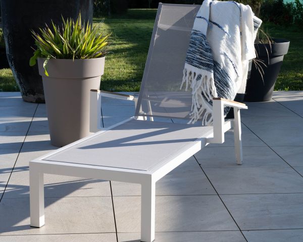 Tumbona gris con reposabrazos de teca «Dolce Vita» de aluminio blanco