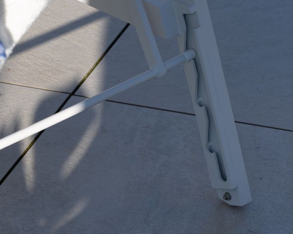 Tumbona gris con reposabrazos de teca «Dolce Vita» de aluminio blanco