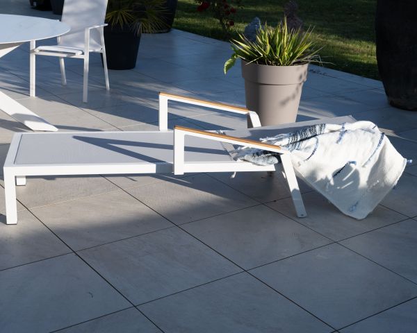 Tumbona gris con reposabrazos de teca «Dolce Vita» de aluminio blanco