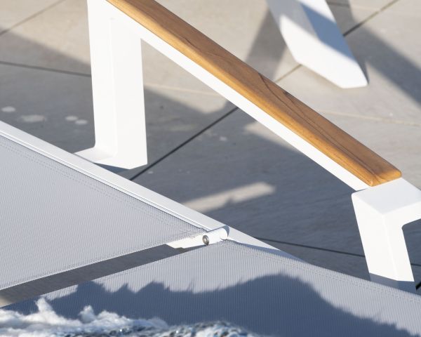 Tumbona gris con reposabrazos de teca «Dolce Vita» de aluminio blanco