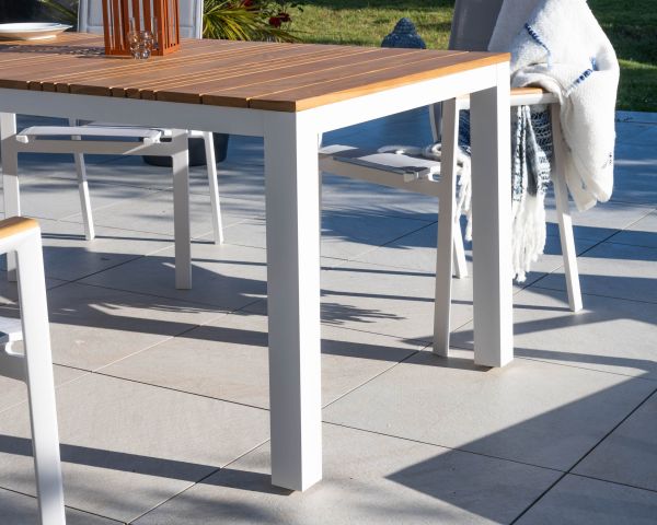 Mesa grande de comedor para exterior de aluminio blanco y teca «Dolce Vita», 220 cm