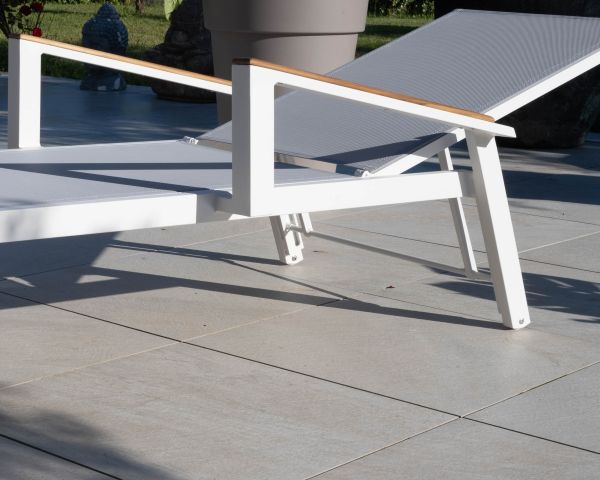 Tumbona gris con reposabrazos de teca «Dolce Vita» de aluminio blanco