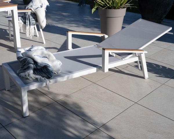 Tumbona gris con reposabrazos de teca «Dolce Vita» de aluminio blanco