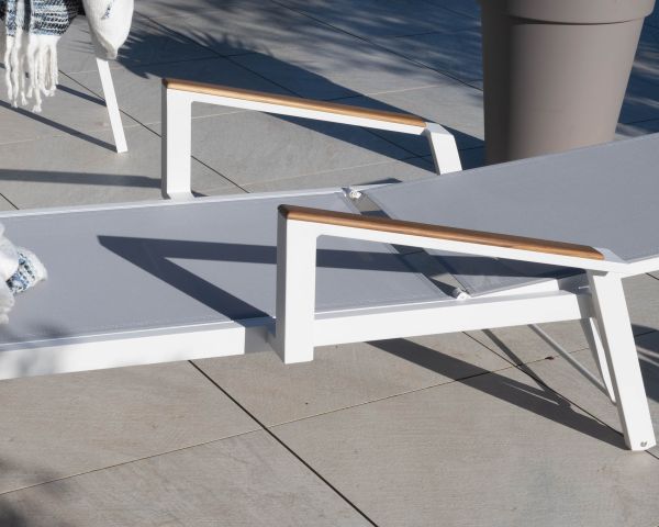 Tumbona gris con reposabrazos de teca «Dolce Vita» de aluminio blanco