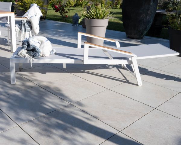 Tumbona gris con reposabrazos de teca «Dolce Vita» de aluminio blanco