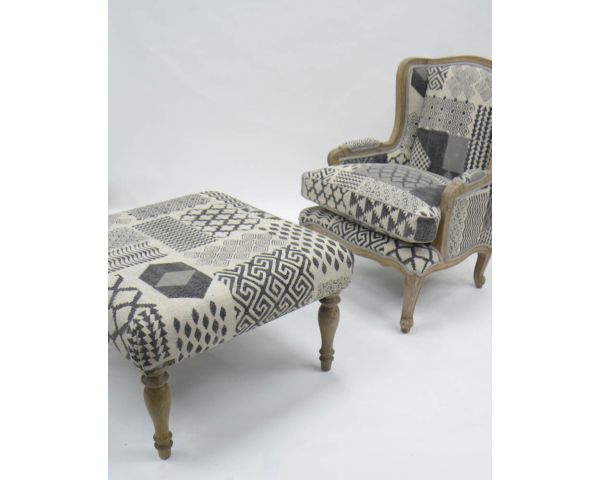 Reposapiés gris con diseño de patchwork y patas de madera natural «Sofía»