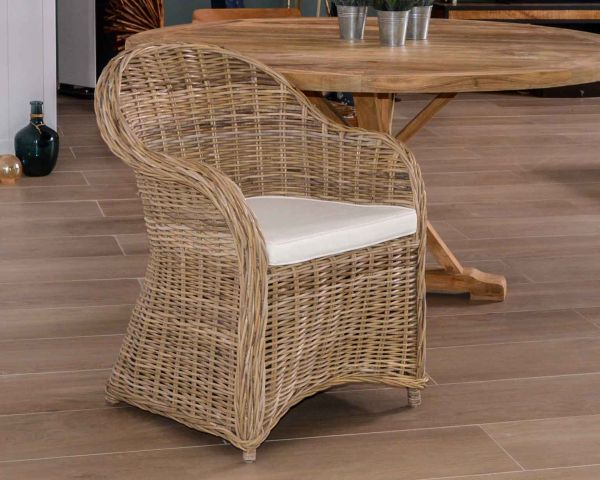 Sillón de jardín de ratán Kubu en color gris, con asiento de tela «Balangan Beach»