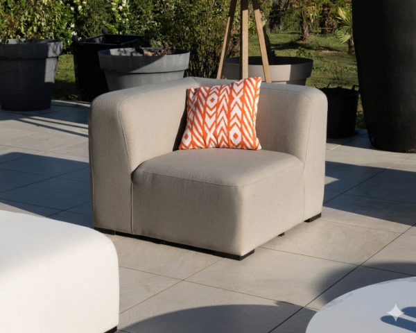 Módulo esquinero de tela beige para sofá modular de exterior con diseño orgánico «Miroly Bay»