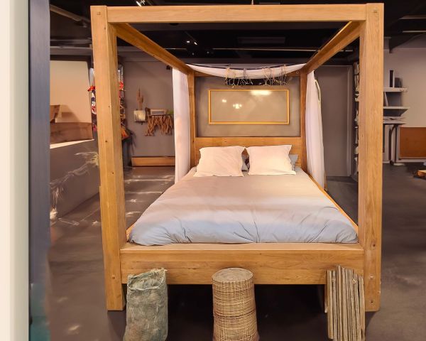 Cama con dosel de roble aceitado para colchón de 160 x 200 cm «Kamaia»