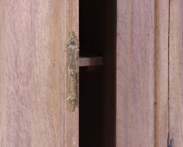 Mueble de baño de piedra con un lavabo de madera maciza redondeado «Églantine»