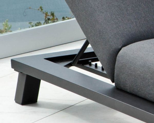 Tumbona doble de color gris oscuro Sunbrella y aluminio negro «Nusa Pedina»