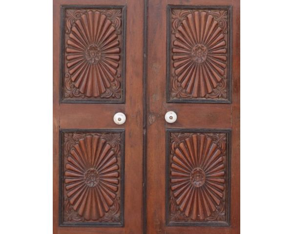Puerta india de dos hojas de madera patinada con elegantes motivos «Puerta antigua»