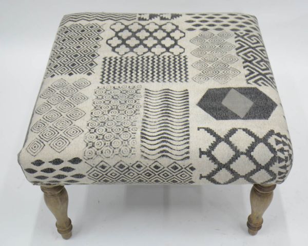 Reposapiés gris con diseño de patchwork y patas de madera natural «Sofía»