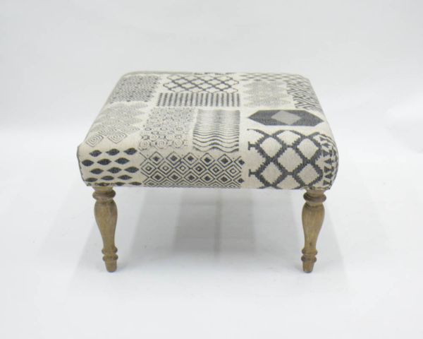 Reposapiés gris con diseño de patchwork y patas de madera natural «Sofía»