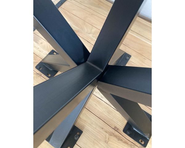 Mesa de comedor de acacia con patas «3D» de mikado y tablero cuadrado de 150 cm