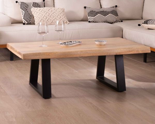 Mesa de centro de diseño con tablero natural y patas trapezoidales de metal «Caractère»