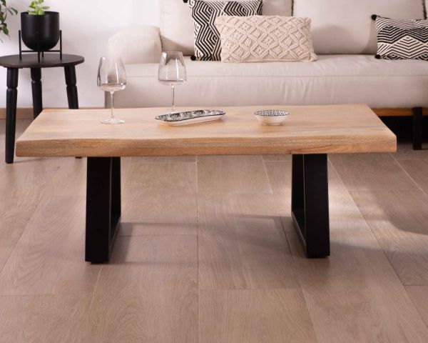 Mesa de centro de diseño con tablero natural y patas trapezoidales de metal «Caractère»