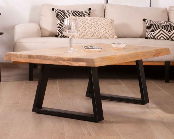 Mesa de centro de diseño con tablero natural y patas trapezoidales de metal «Caractère»