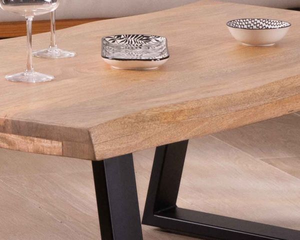 Mesa de centro de diseño con tablero natural y patas trapezoidales de metal «Caractère»