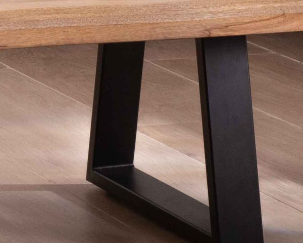 Mesa de centro de diseño con tablero natural y patas trapezoidales de metal «Caractère»