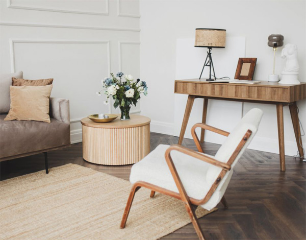 Sillón en un salón de estilo escandinavo